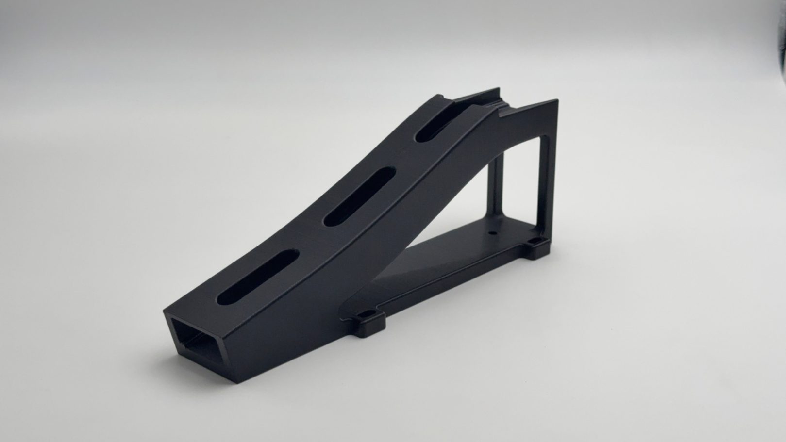 Schwarzer Rampe mit vertikalen Schlitzen und einer schrägen Oberfläche.